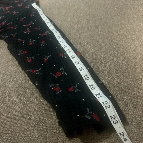 Torrid Tunic Womens 1X Black Red Roses Floral Emma Crinkle Knit Hi Lo Button Up - Picture 3 of 11